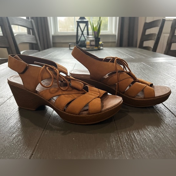 Dansko Tan Sandals- size 39 - Picture 1 of 4